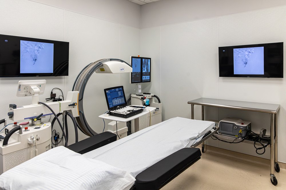Advanced surgical treatment room with imaging equipment at Astra knee pain in Astoria Queens