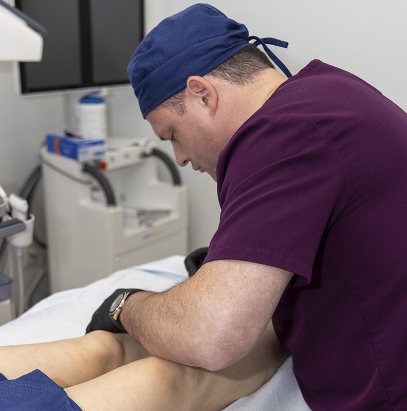 Dr. George Bolotin evaluating knee pain symptoms in Brooklyn, NY.