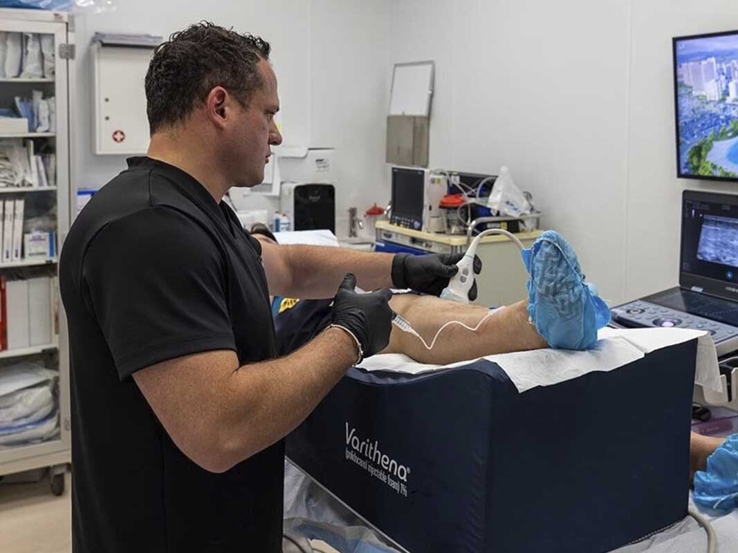 Knee pain specialist performing ultrasound-guided treatment for knee swelling, stiffness, and non-surgical knee pain relief.