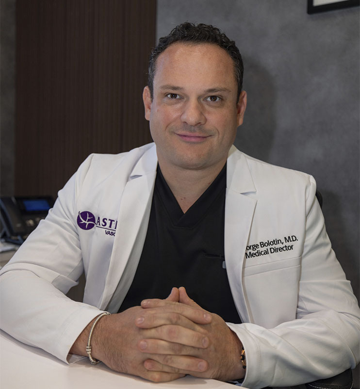 Dr. George Bolotin, knee pain specialist at Astra Knee Pain Center, offering second opinions for alternatives to total knee replacement